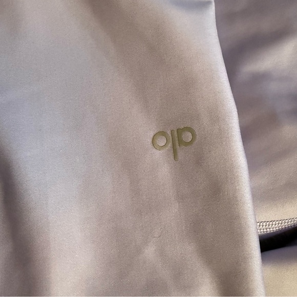 ALO Yoga Airlift High-Waist Leggings in Lilac Skies - Picture 3 of 5